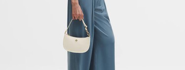 Prada parece, pero no lo es: el bolso mini de media luna perfecto para diario en la tienda que no esperas 