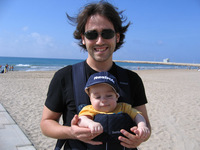 Médicos alemanes recomiendan no llevar a los bebés cara al mundo en el portabebés