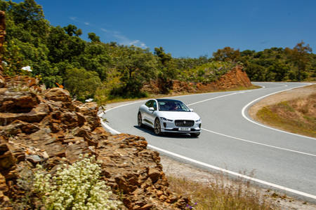 Jaguar I-PACE blanco dinámica en curva