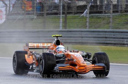 Markus Winkelhock lidera su carrera de debut