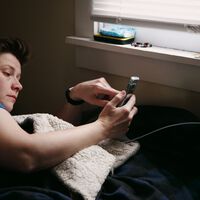 Dormir con el móvil a 30 centímetros de nuestra cara nos está rompiendo el sueño. Pero no por el motivo más sospechado