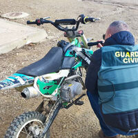 Un niño de 10 años llevaba una moto de competición por un pueblo de Monegros mientras su padre le miraba. Va a acabar en juicio 