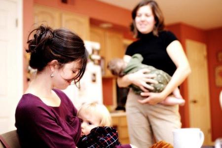 Baja la natalidad y aumenta la edad de ser madre
