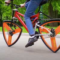 Un youtuber se ha hecho una bici con ruedas triangulares y no es nada práctico, pero mola mucho ver cómo funciona