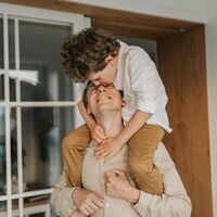 Mi hijo no quiere saludar con besos: cómo afrontar el momento de forma positiva y respetuosa 