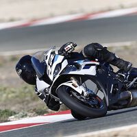 Adiós a los alerones en las motos. BMW va a cambiarlos por una idea que usan en los barcos: cilindros que giran en tiempo real 