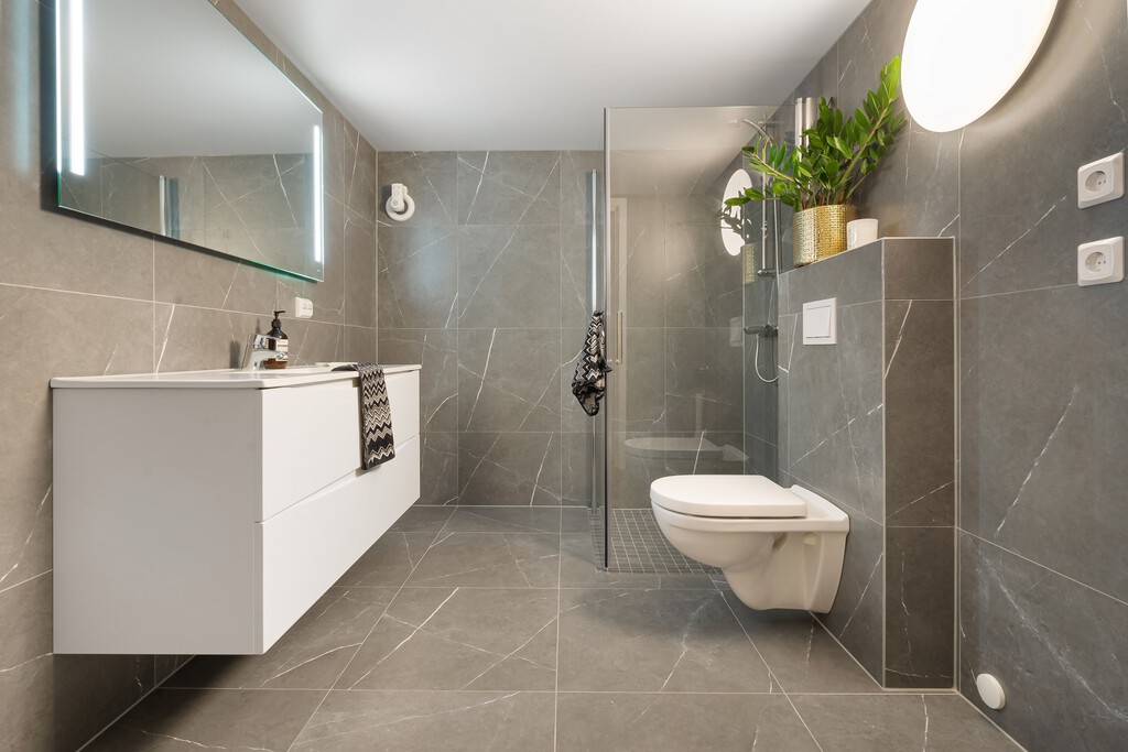 Tener un inodoro suspendido en el baño no es una moda decorativa más. Estas son sus ventajas e inconvenientes