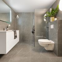 Tener un inodoro suspendido en el baño no es una moda decorativa más. Estas son sus ventajas e inconvenientes