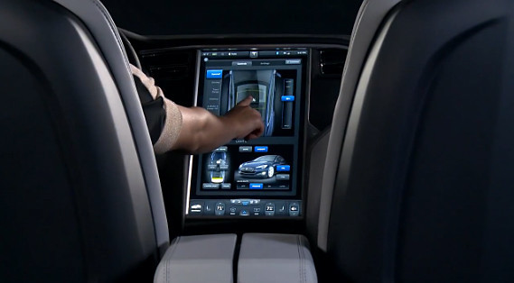 Así funciona la pantalla táctil de 17 pulgadas del Tesla Model S