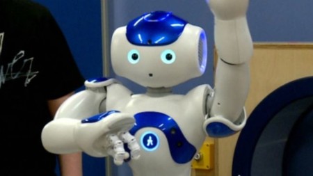 El robot MEDi hace que las inyecciones que se ponen a un niño le duelan menos