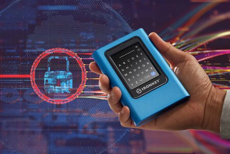 Lo nuevo de Kingston es una SSD externa a lo James Bond: pantalla táctil y cifrado por hardware