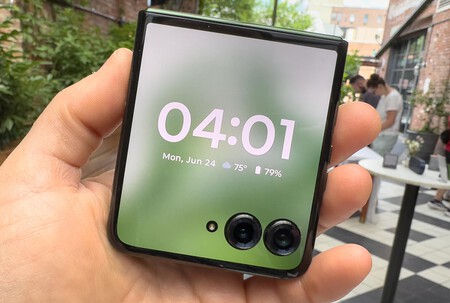 El Motorola Razr 50 Ultra plegado