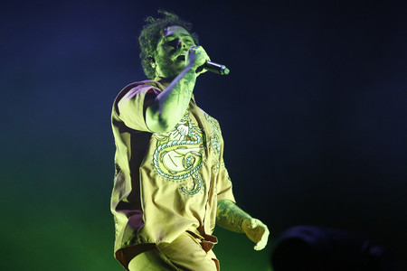 Post Malone luce el look más elegante que le hemos visto hasta la fecha con Jimmy Fallon