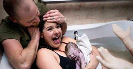 La preciosa colección de fotos del momento en que las mamás conocen a sus bebés