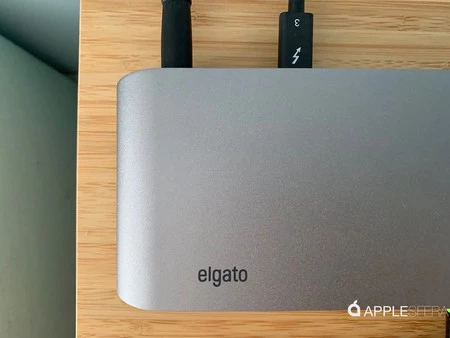 左側は電源ケーブル、右側は Thunderbolt 3 から Mac への接続を上から見た図です。