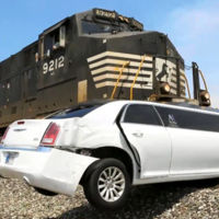 ¿Cuál es el mejor sitio para atascar una limusina? Seguro que la vía del tren, no (vídeo)