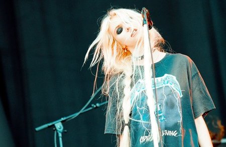 Taylor Momsen cuelga los hábitos de la representación para dar el cante