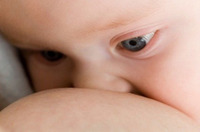 Cómo saber si el bebé toma suficiente leche materna: el peso