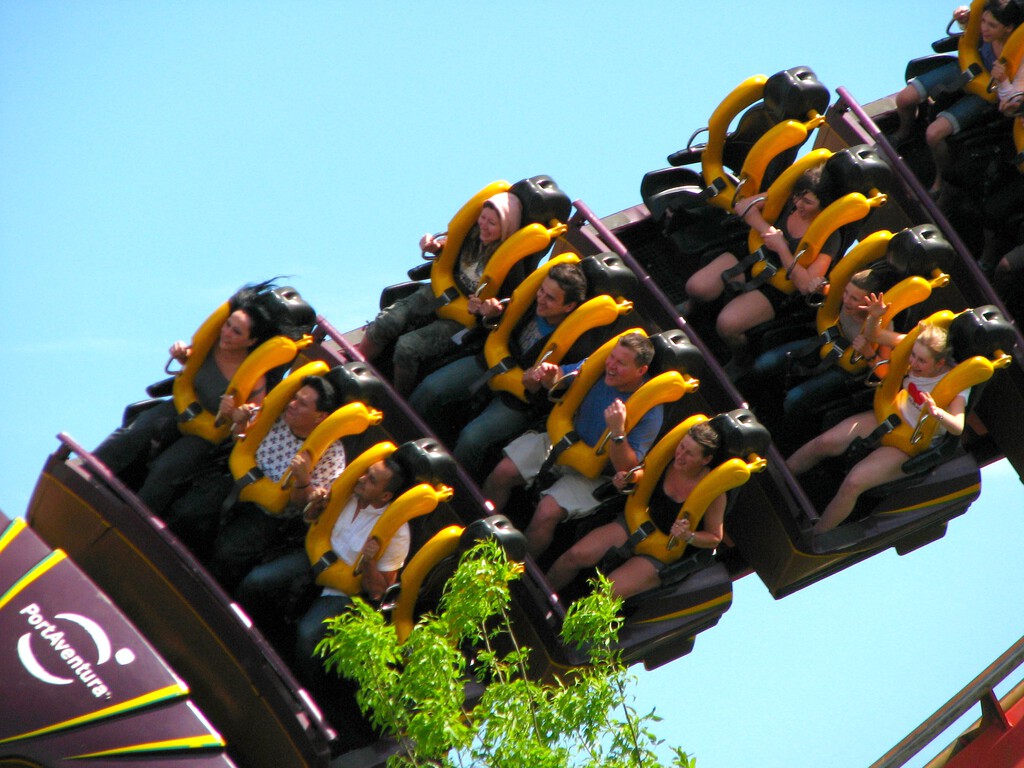 No poder meter comida de fuera en un parque de atracciones es un dolor de cabeza. Ahora una demanda a PortAventura, Warner e Isla Mágica lo tacha también de ilegal