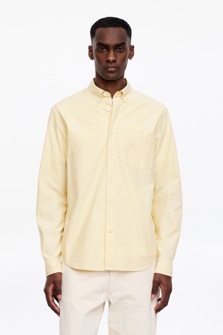 El Color De Moda Que Los Hombres Llevan Sin Esfuerzo Este Verano Es El Amarillo Mantequilla Y Estas Piezas En Rebaja Haran Que Tus Looks Brillen Con Luz Propia