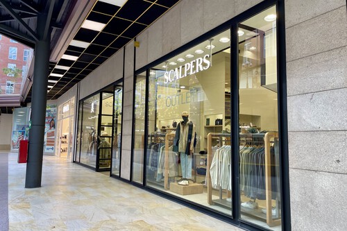 Scalpers adelanta las rebajas en El Corte Inglés con una liquidación de ropa y calzado a mitad de precio