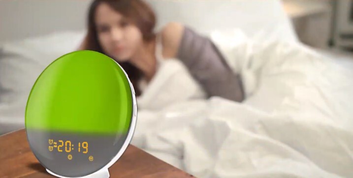 Empieza tu día de buen humor con esta lámpara “inteligente” con despertador y controlable con Alexa: rebajadísima en MediaMarkt