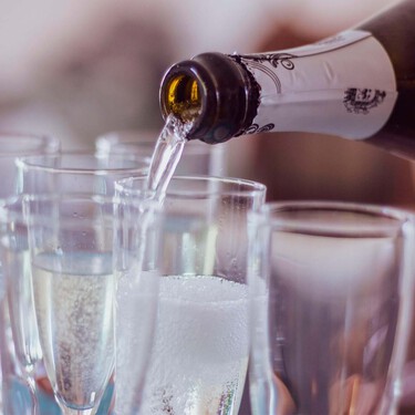 Este empresario francés estafó millones de euros metiendo gas a vino español y haciéndolo pasar por champagne