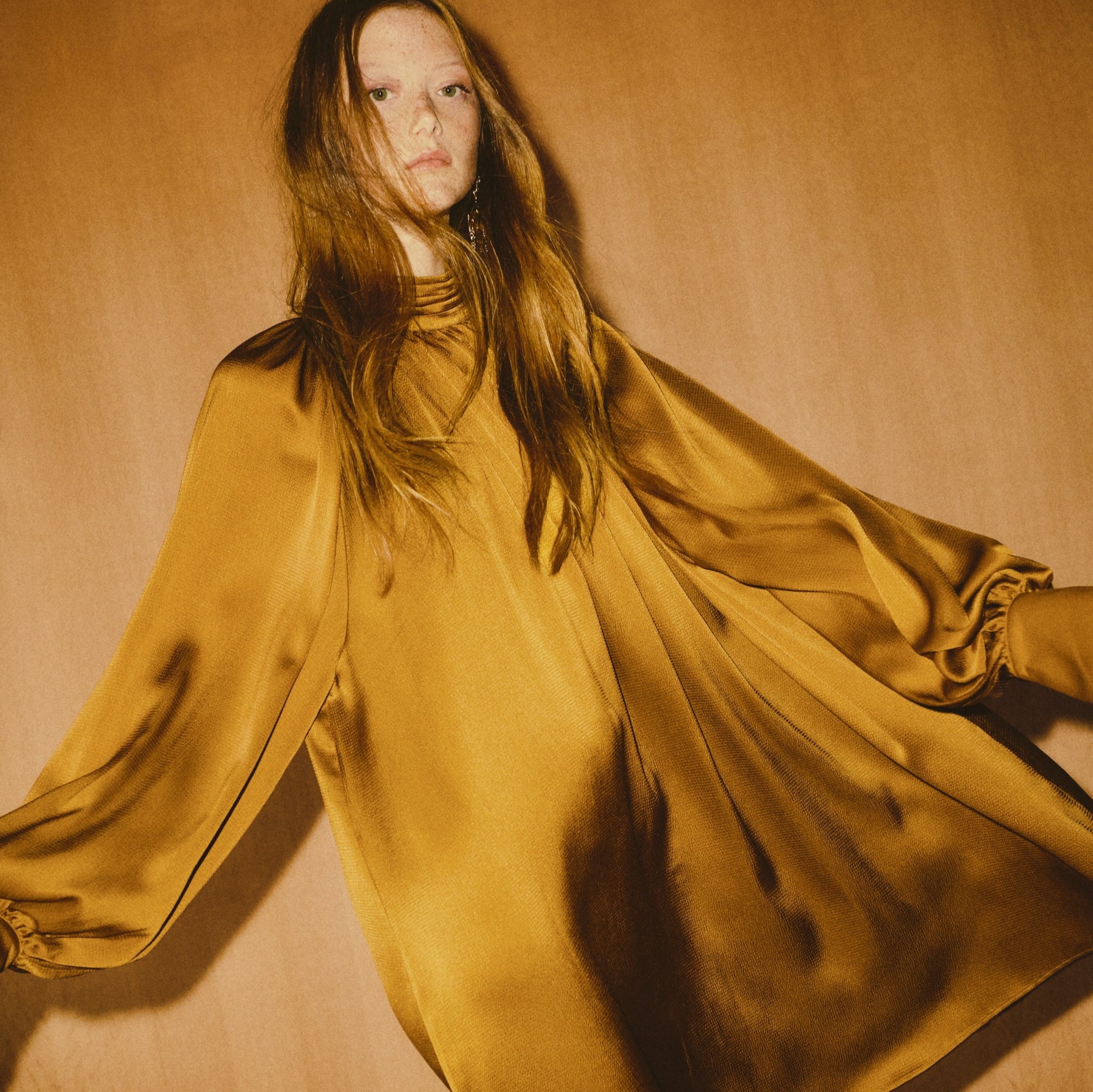 Vestido de satén con fular decorativo

