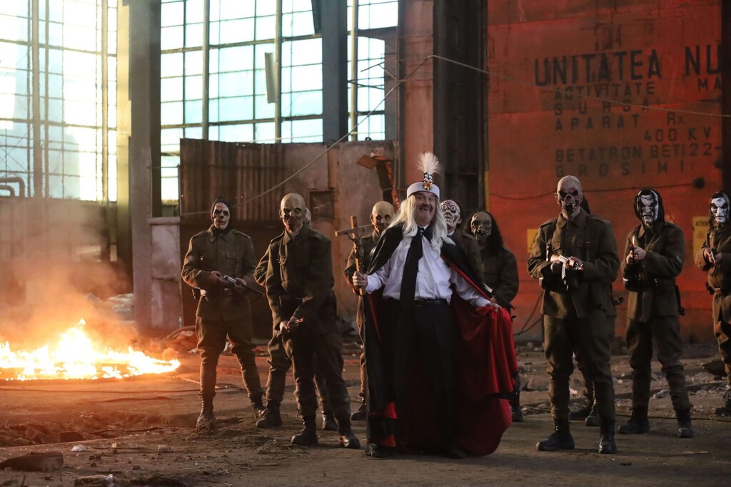 Drácula es la Inteligencia Artificial en la versión más estrafalaria y provocadora del mito que es también una de las películas más graciosas del año