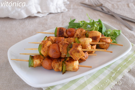 Brochetas de pollo al pimentón con verduras: receta saludable