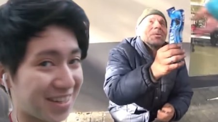 La fiscalía pide prisión provisional para el youtuber que le dio galletas con dentífrico a un sintecho