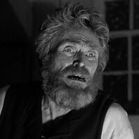 Willem Dafoe a sus 71 años: la verdadera felicidad no es Hollywood, sino limpiar el estiércol de sus cabras 