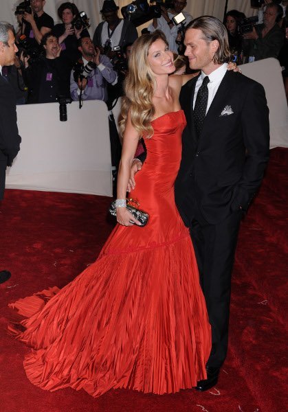 Tom Brady, bien vestido y mejor acompañado en la gala MET 2011