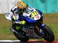 Valentino Rossi sigue al frente en Sepang