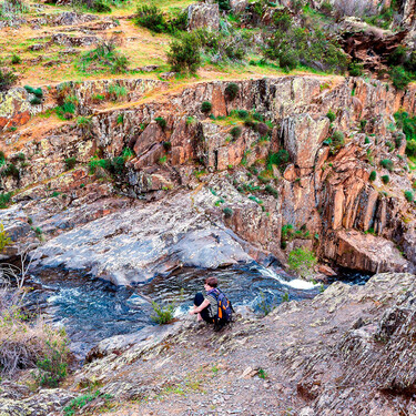 Parece un recorrido de El Señor de los Anillos, pero son las cascadas más espectaculares de los Pueblos Negros de Guadalajara 