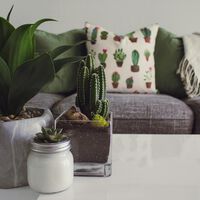 El sofá en liquidación ideal para pisos pequeños que aprovecha el espacio, amplia el almacenaje y se hace cama 