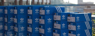 Adidas hace hueco a su nueva temporada rebajando su stock de rebajas: sudaderas, zapatillas, pantalones y más casi regalados 