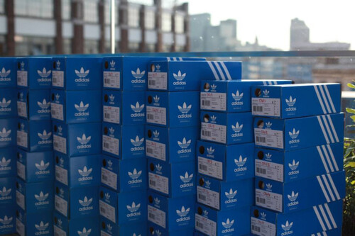 Adidas hace hueco a su nueva temporada rebajando su stock de rebajas: sudaderas, zapatillas, pantalones y más casi regalados 