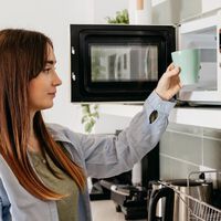 Poucas pessoas sabem, mas aquecer água, leite ou café no micro-ondas pode ser contraproducente e perigoso 