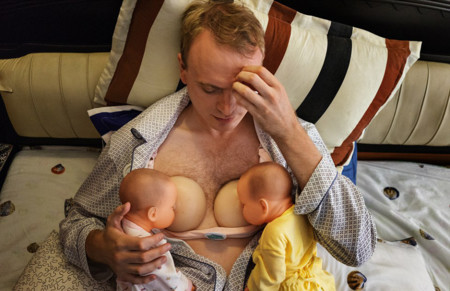 Una empresa ofrece cursos para que los futuros padres entiendan qué es ser madre
