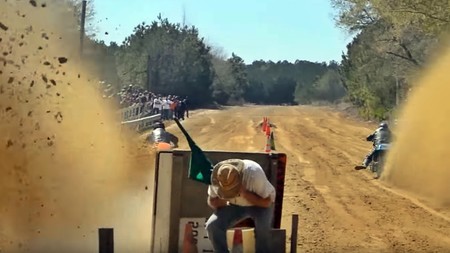 ¡Que llueva tierra! Las carreras de aceleración en moto son lo más bestia que vas a ver hoy
