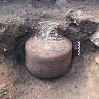 Unos arqueólogos han desenterrado en Francia una vasija llena con decenas de miles de monedas romanas de hace 1.800 años