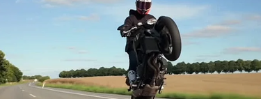 Un motorista subió un vídeo a TikTok haciendo el canelo en autovía. Le han caído 86 cargos penales y puede acabar en la cárcel