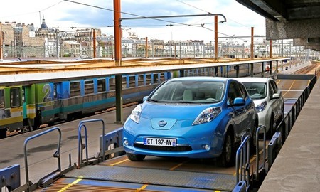 Nissan LEAF a bordo de un tren