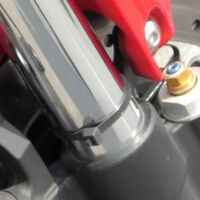El truco de la brida puede salvar tu moto: como saber si tu horquilla está bien ajustada por solo 6 céntimos 