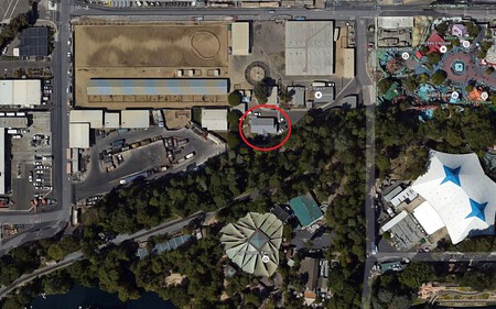 A casa dos Pope e os estábulos. Imagem: Dadlogic