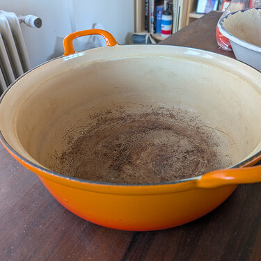 Si el fondo de tu olla esmaltada se está volviendo negro, no te preocupes: este es el método que usan los cocineros para recuperarla 