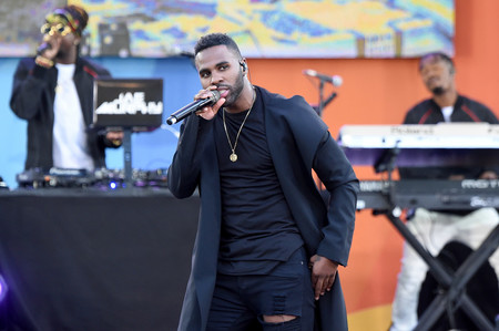 Jason Derulo nos muestra el abrigo perfecto para el invierno en un look de lo más simple