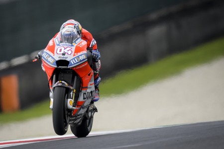 Ducati empieza mal en Italia: Dovizioso rompe el motor y Pirro sufre una terrible caída a final de recta