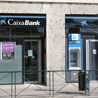 Despiden a la directora de la sucursal de un banco en este país que cobraba casi 150,000 pesos al mes por irse a cortar el cabello en horario laboral 